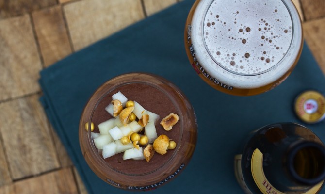 Chocomousse van Watou Tripel met peer en hazelnoot